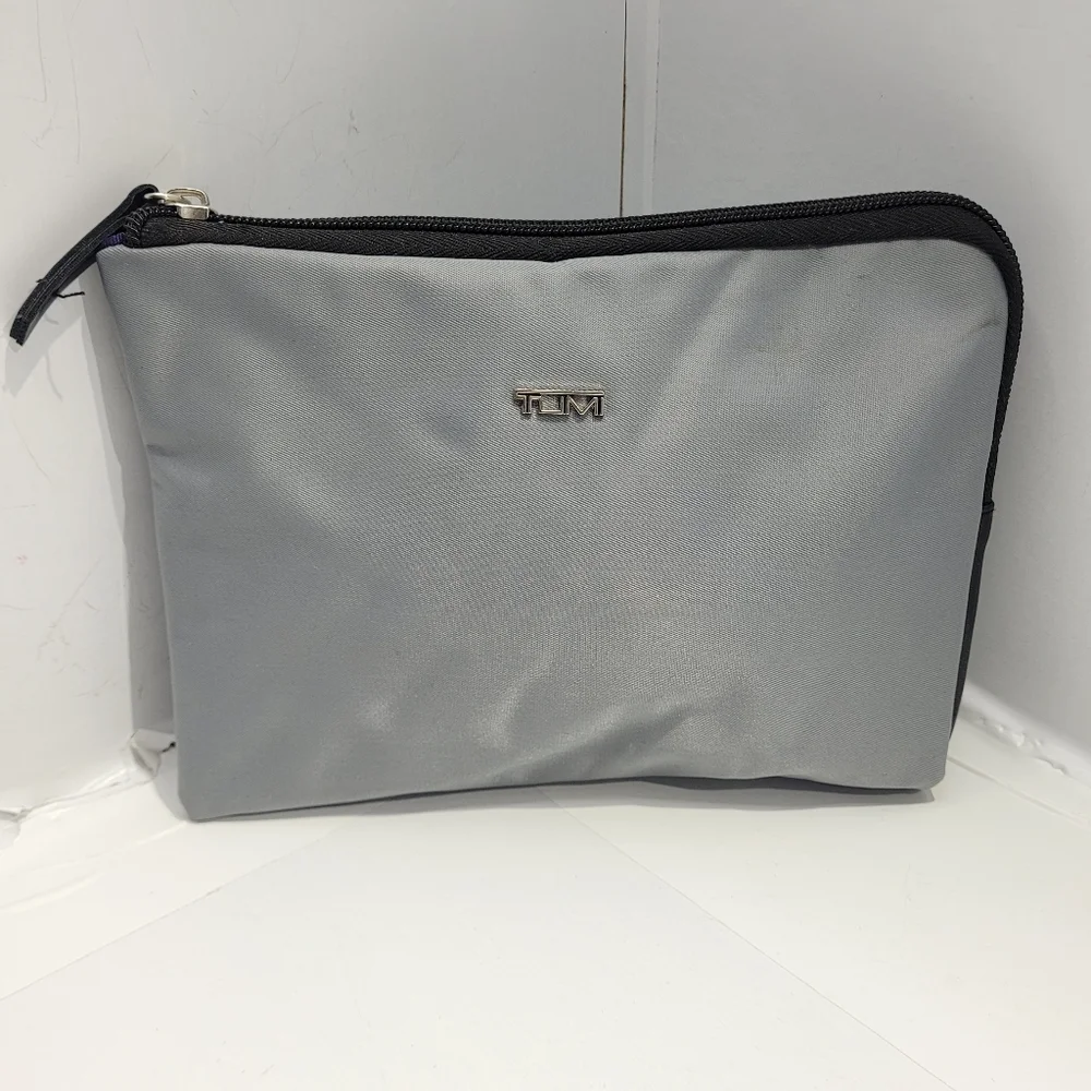 TUMU DELTA ONE AMENITY COSMETIC POUCH SILVER